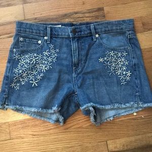 GAP Girlfriend Jean shorts with daisy details